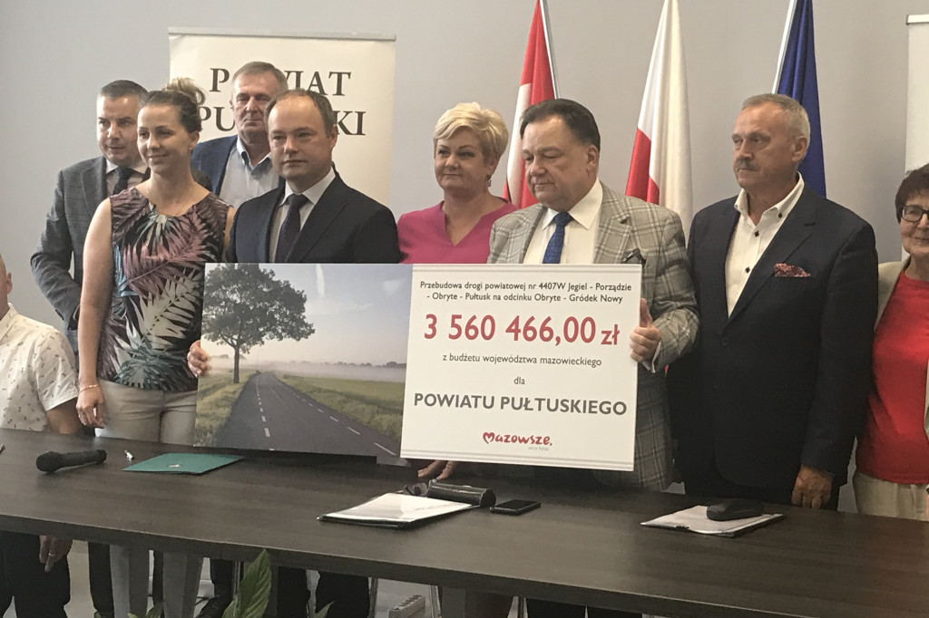 Podpisanie umów w starostwie