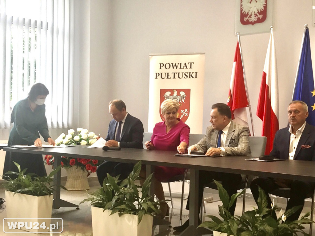 Podpisanie umów w starostwie