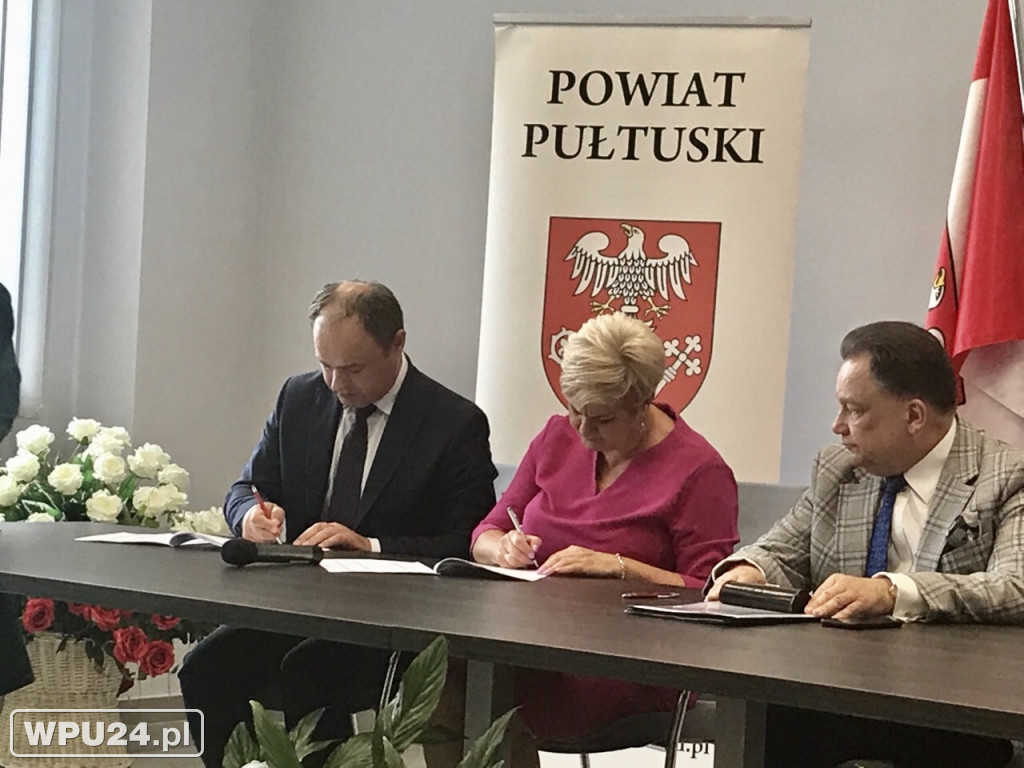 Podpisanie umów w starostwie