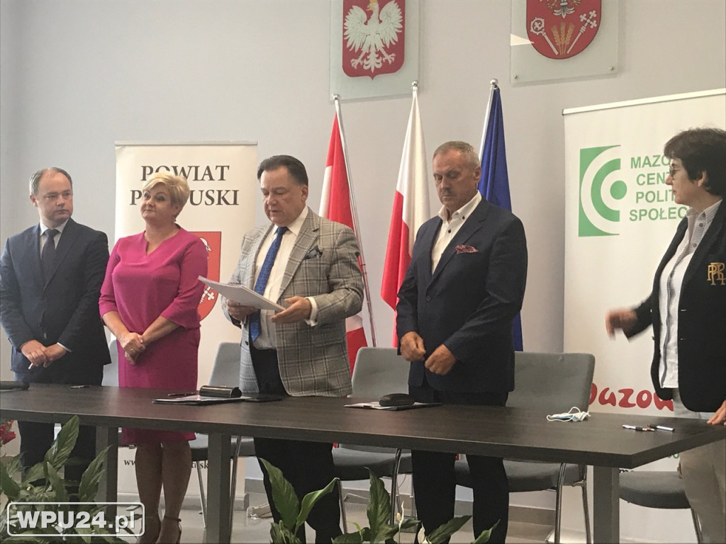 Podpisanie umów w starostwie