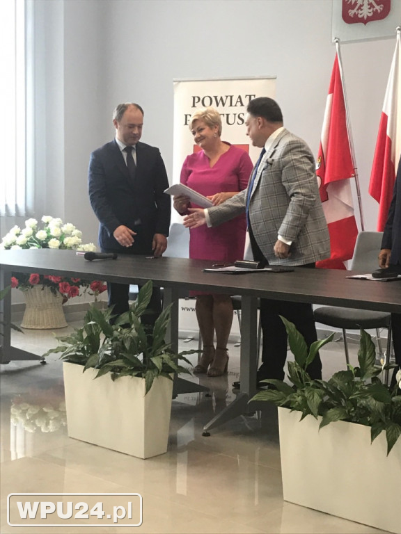 Podpisanie umów w starostwie