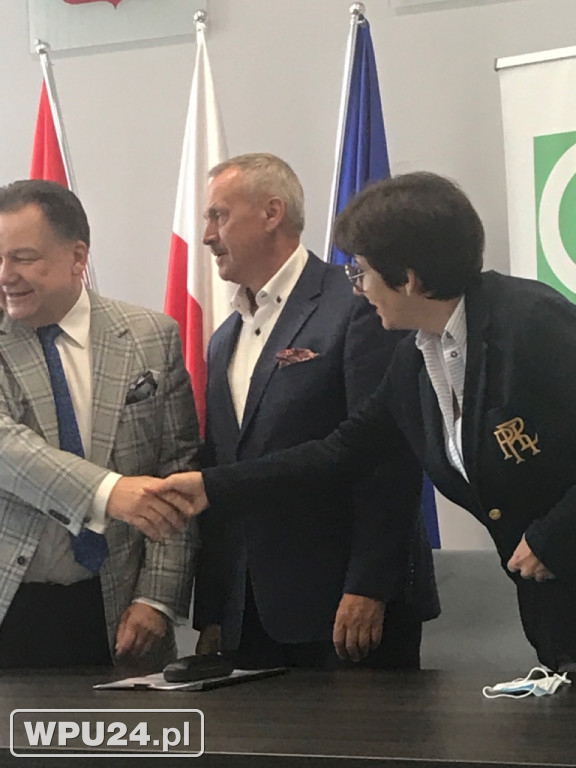 Podpisanie umów w starostwie