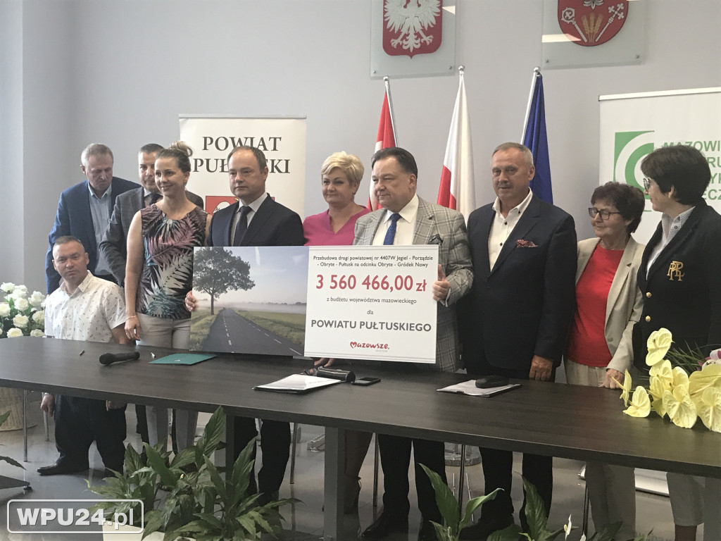 Podpisanie umów w starostwie