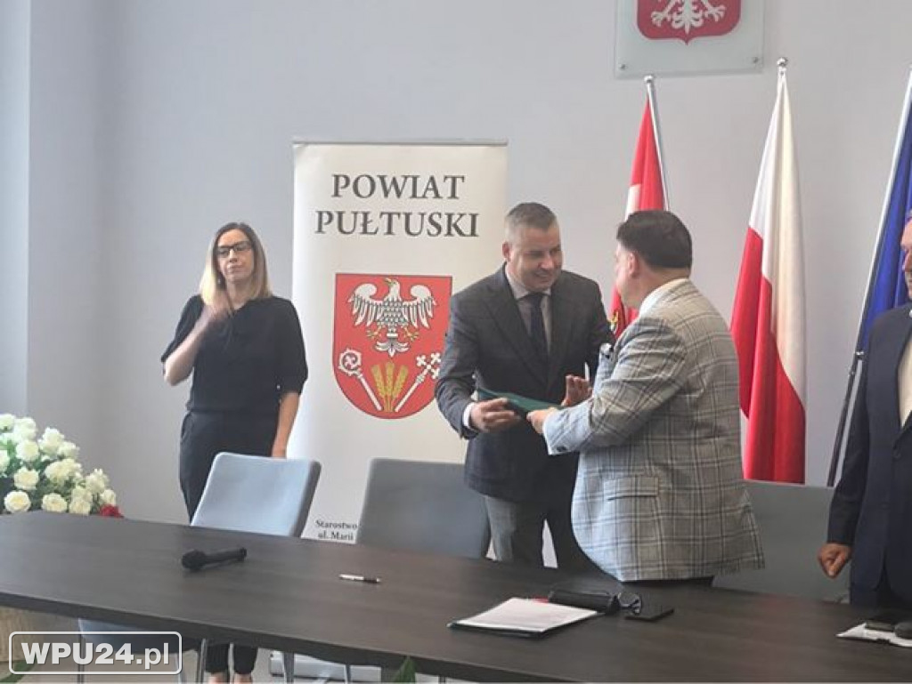 Podpisanie umów w starostwie