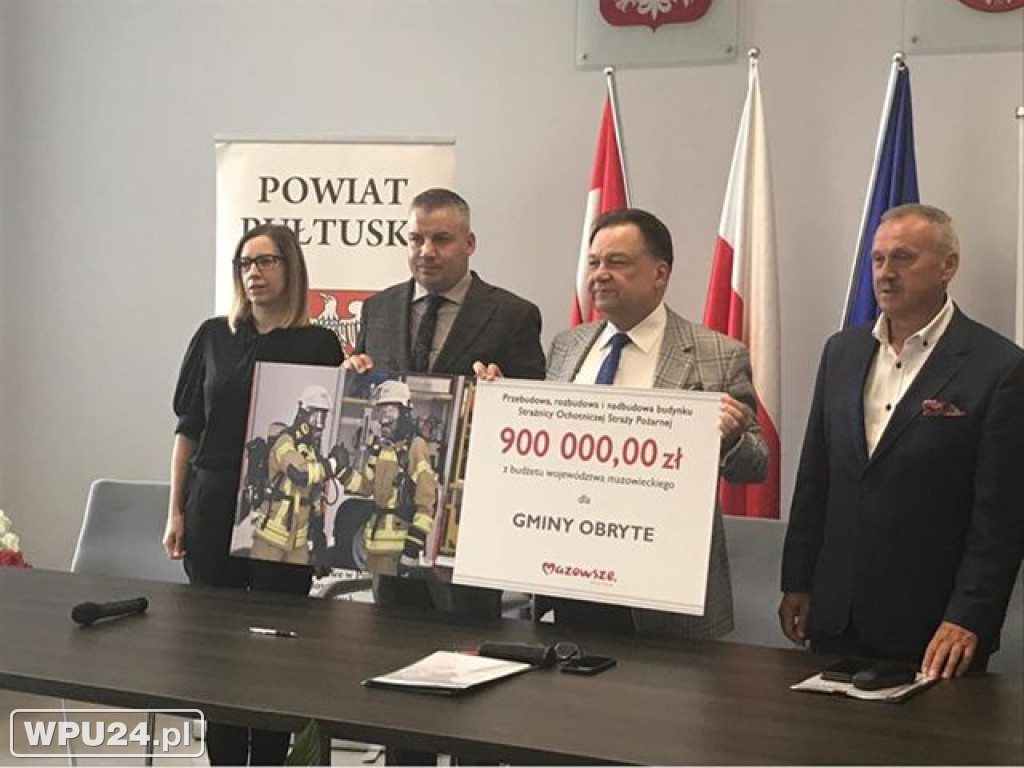 Podpisanie umów w starostwie