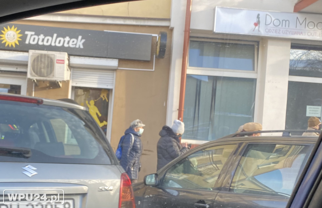 Policja pilnuje kolejki!