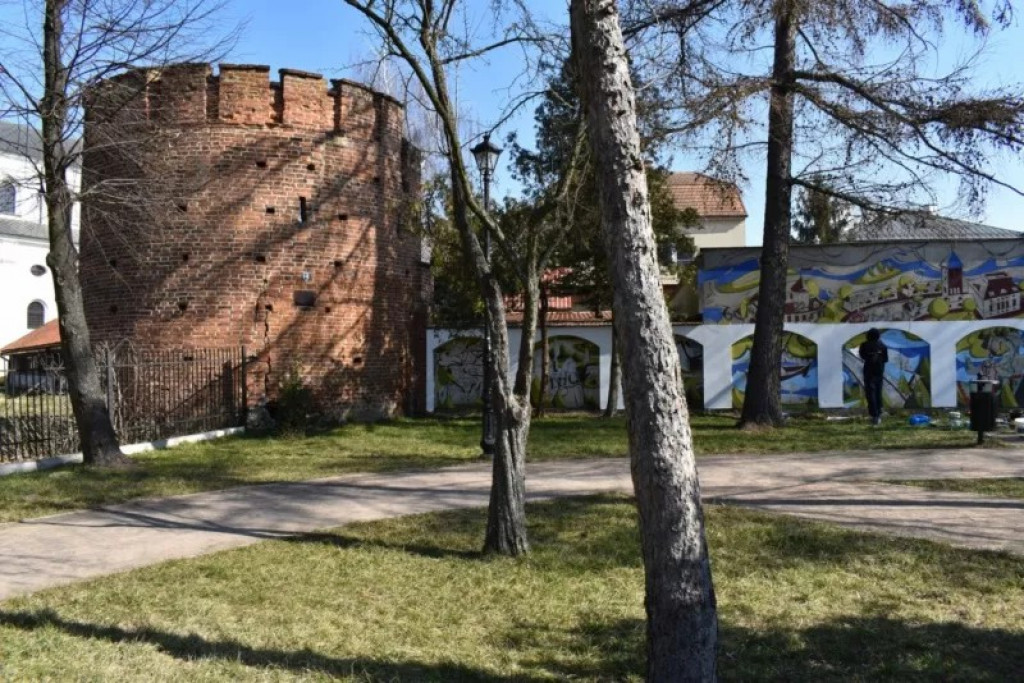 W sąsiedztwie pułtuskiej baszty powstaje mural
