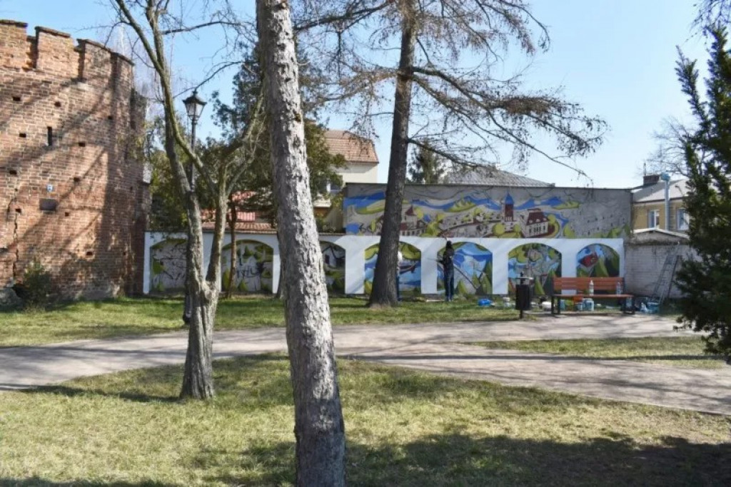W sąsiedztwie pułtuskiej baszty powstaje mural