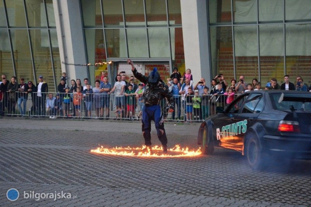 Przebijanie głową płonącej ściany