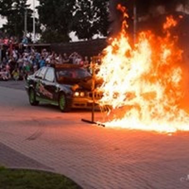Przebijanie głową płonącej ściany