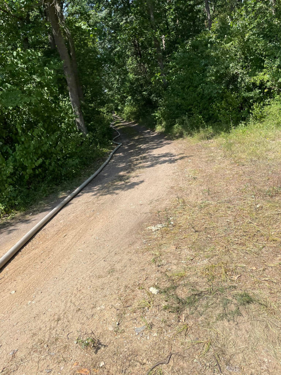 7 wozów strażackich w lesie pod Psarami