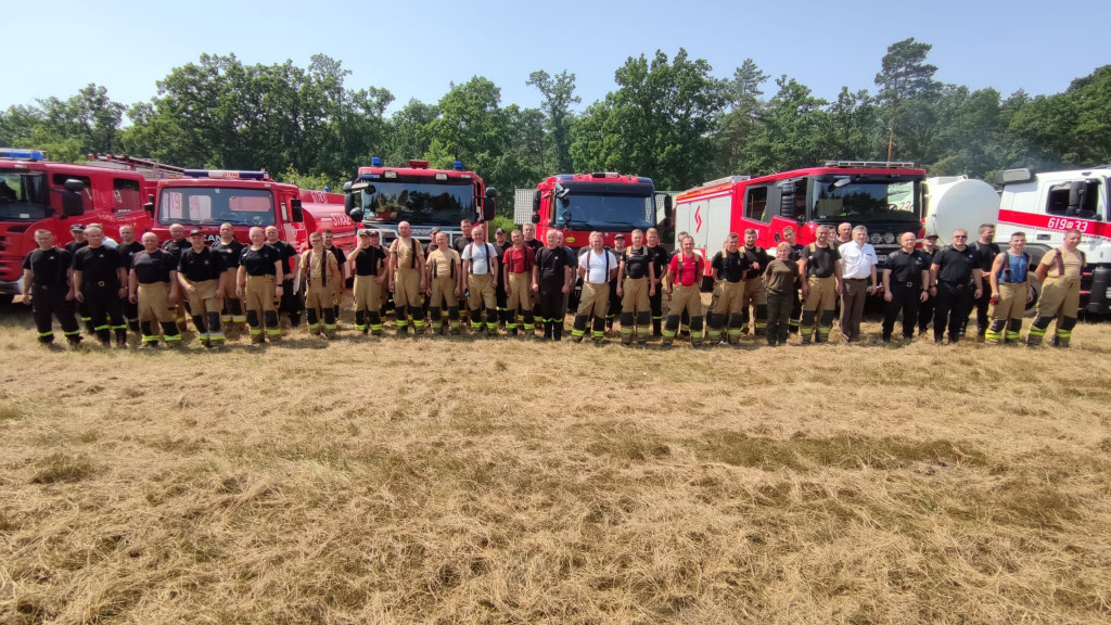 7 wozów strażackich w lesie pod Psarami