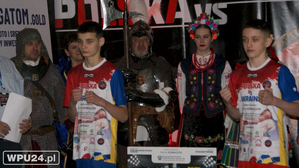Ważenie zawodników turnieju bokserskiego w Pułtusku