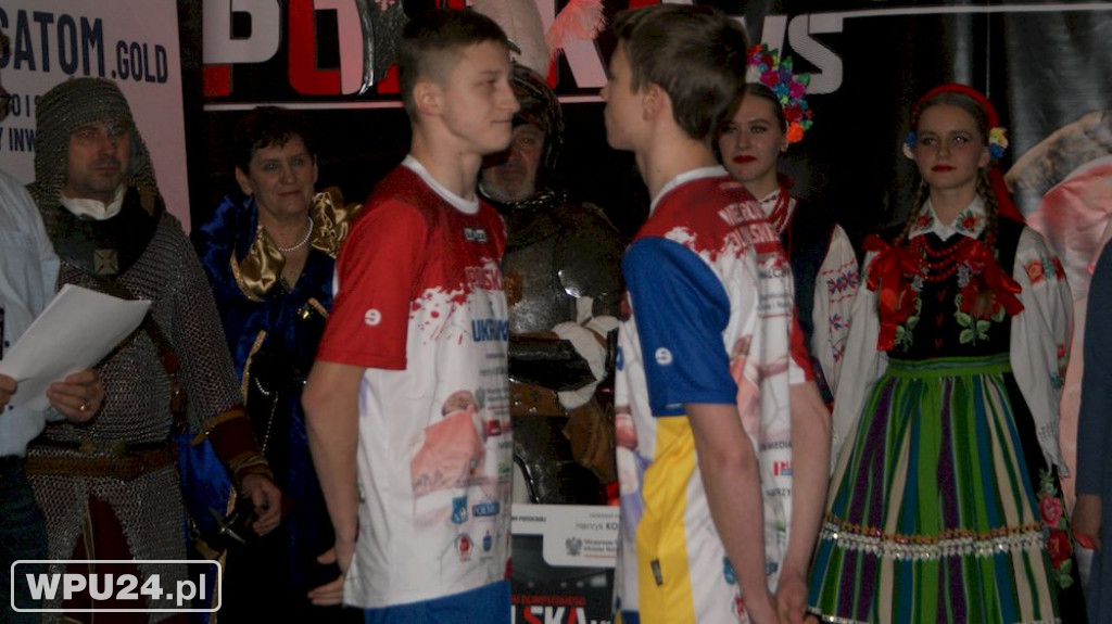 Ważenie zawodników turnieju bokserskiego w Pułtusku