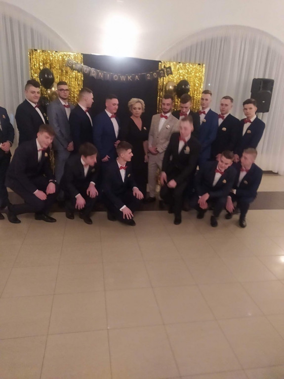 Technicy ruszyli w studniówkowe tany