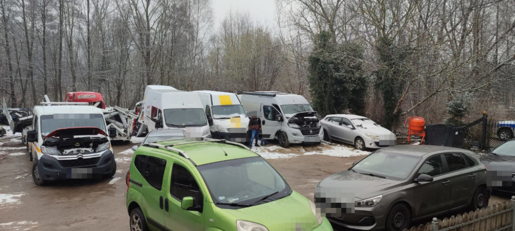 Dziupla samochodowa pod Pułtuskiem