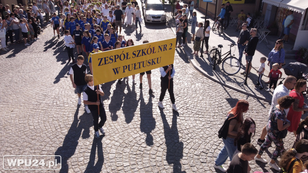 Barwny korowód ulicami Pułtuska
