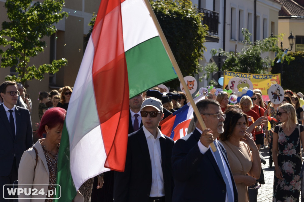 Barwny korowód ulicami Pułtuska