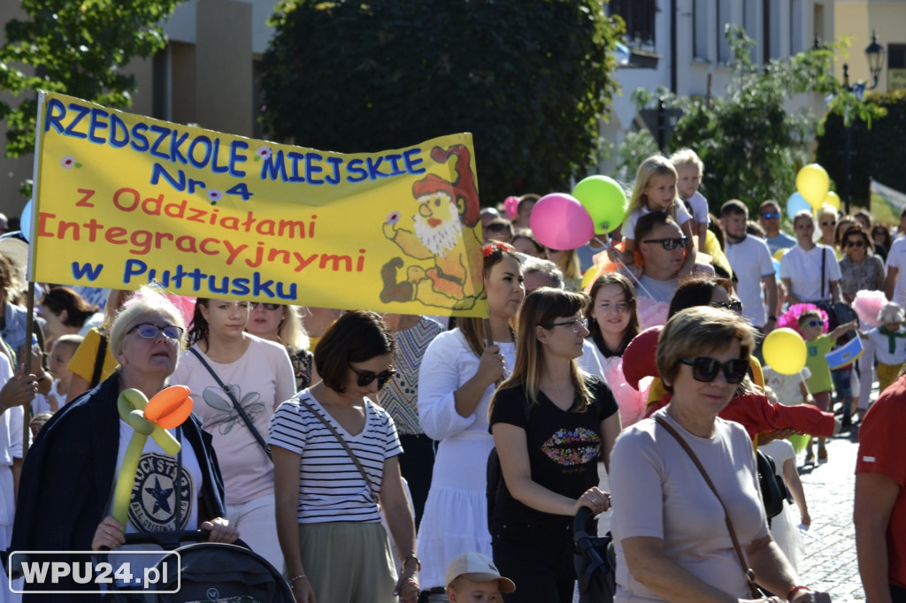Barwny korowód ulicami Pułtuska