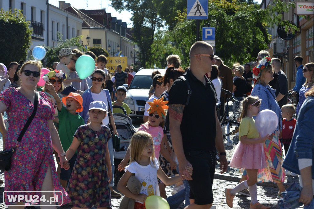 Barwny korowód ulicami Pułtuska