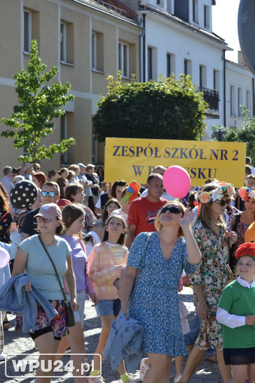 Barwny korowód ulicami Pułtuska