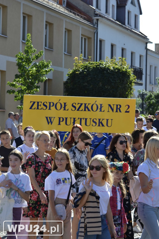 Barwny korowód ulicami Pułtuska