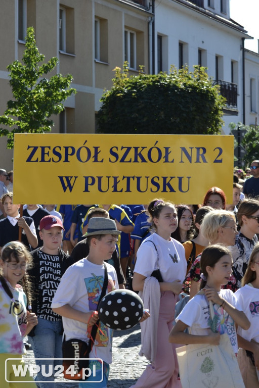 Barwny korowód ulicami Pułtuska