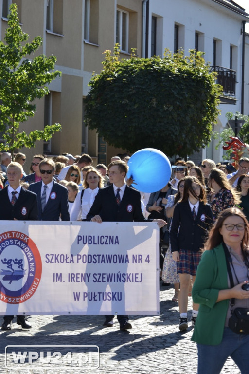 Barwny korowód ulicami Pułtuska