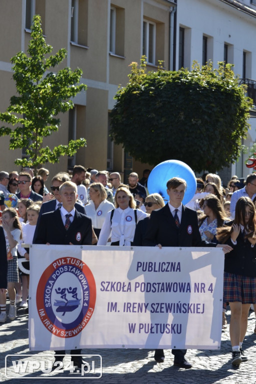 Barwny korowód ulicami Pułtuska