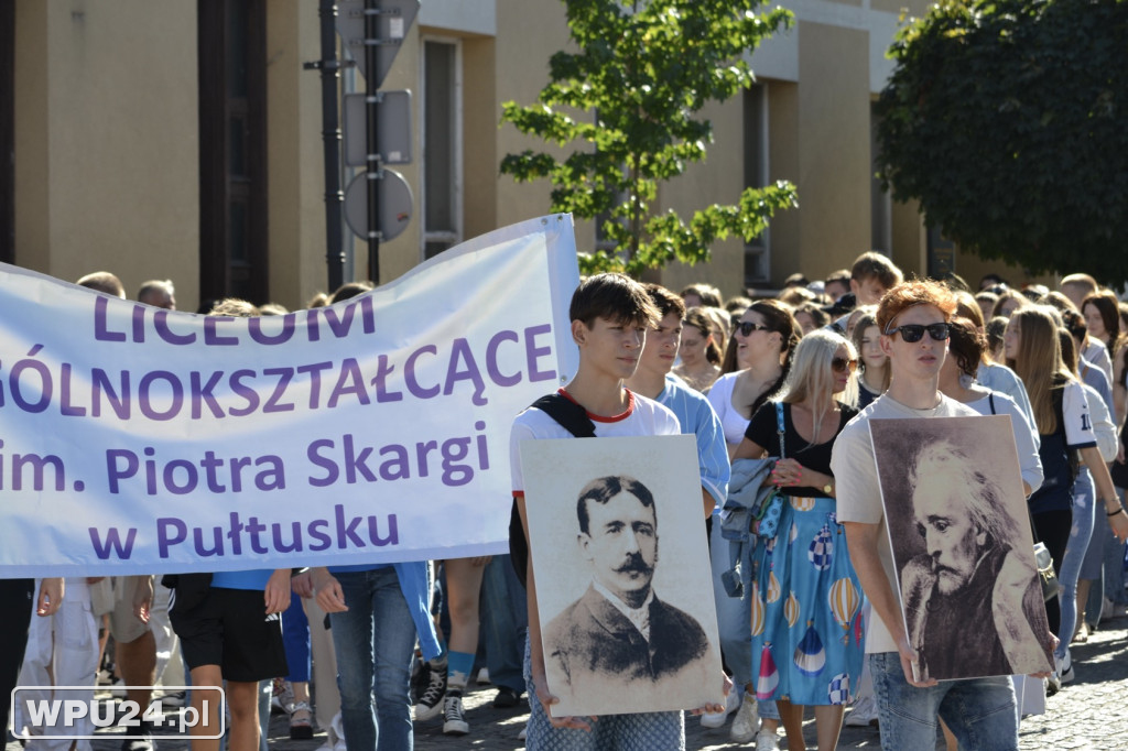 Barwny korowód ulicami Pułtuska