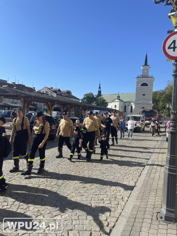 Barwny korowód ulicami Pułtuska