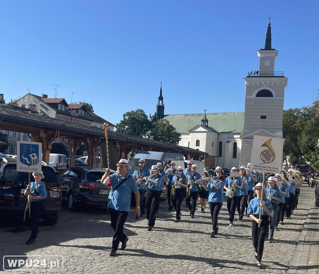 Barwny korowód ulicami Pułtuska