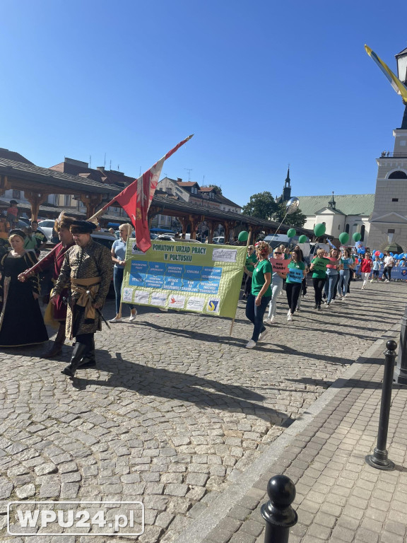 Barwny korowód ulicami Pułtuska