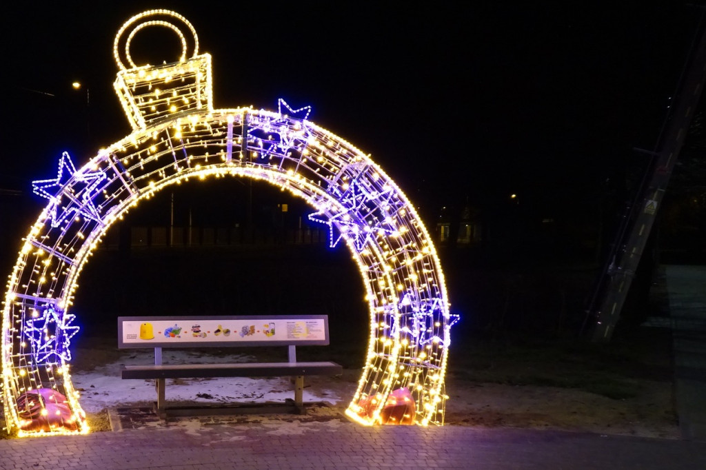 Gminny park świątecznie rozświetlony