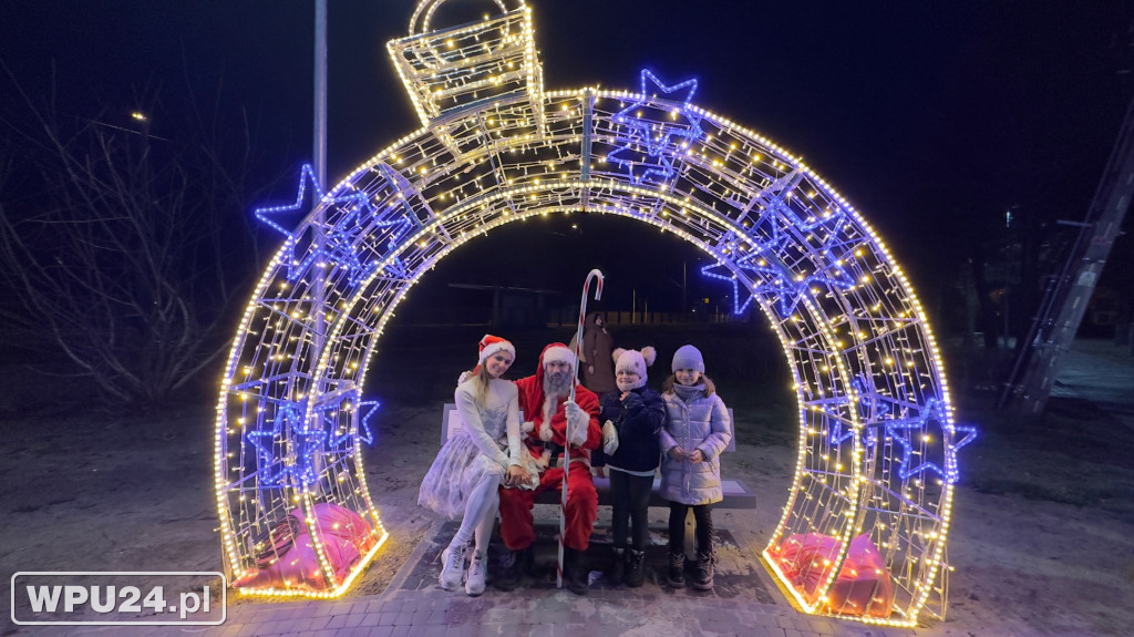 Gminny park świątecznie rozświetlony