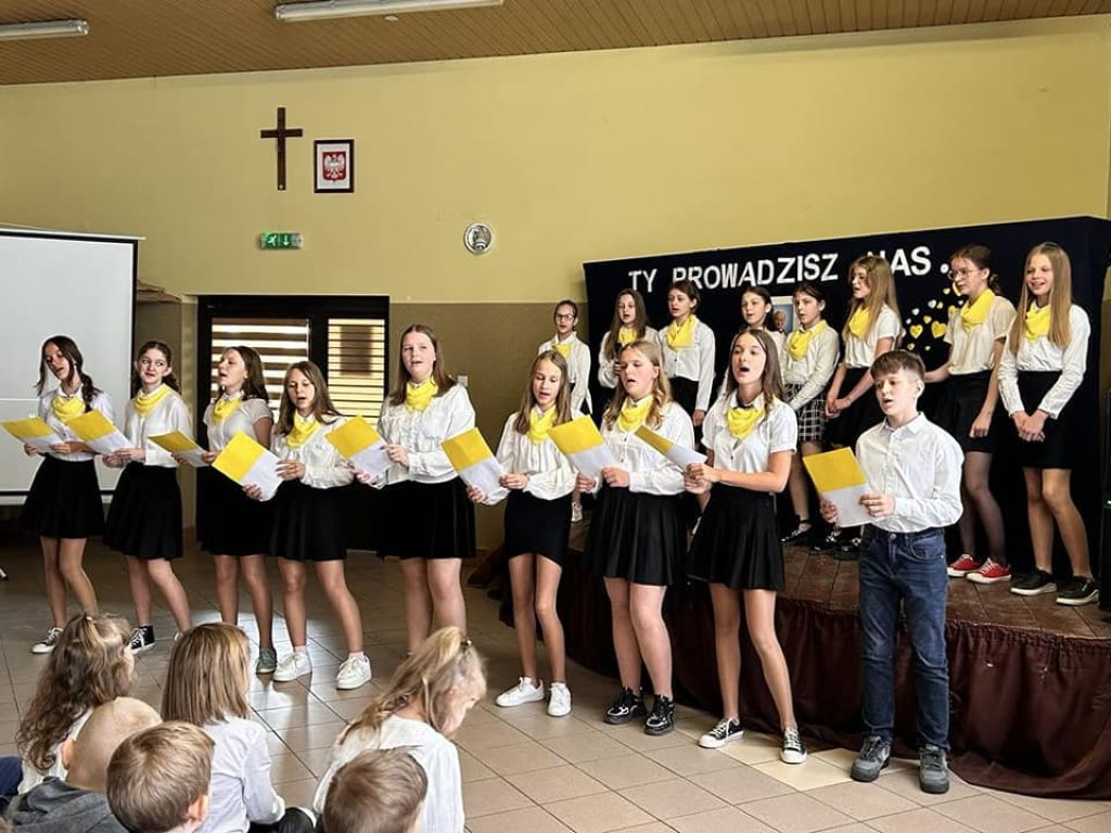 Ty prowadzisz Nas. Apel dla i o św. Janie Pawle II