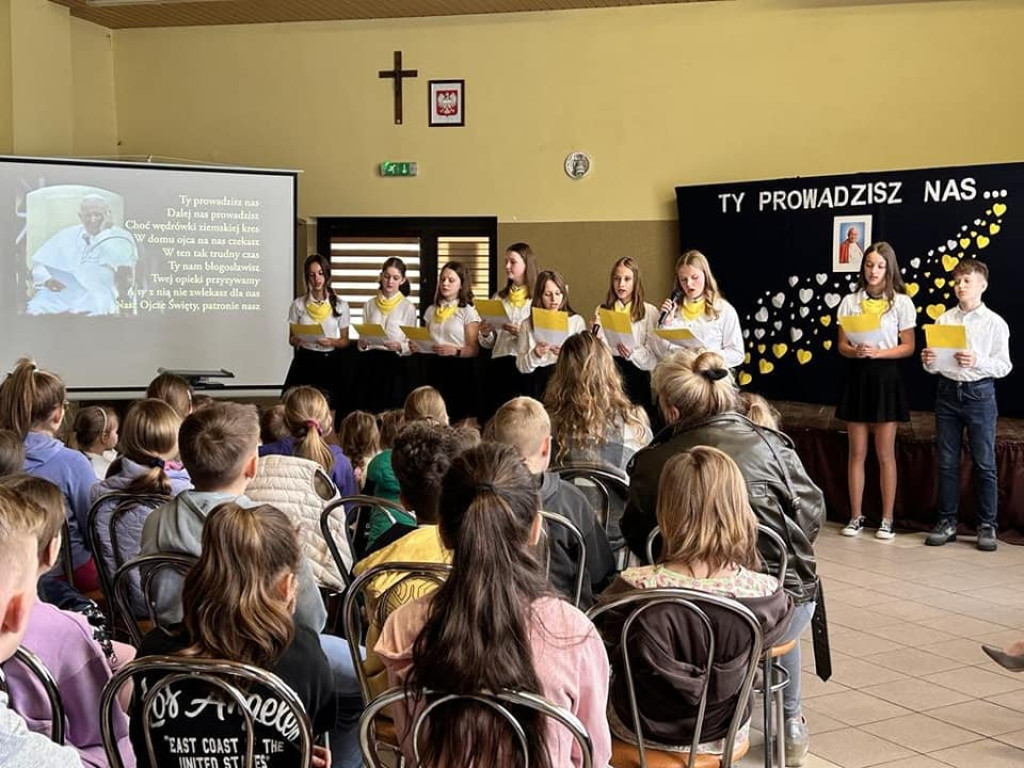 Ty prowadzisz Nas. Apel dla i o św. Janie Pawle II