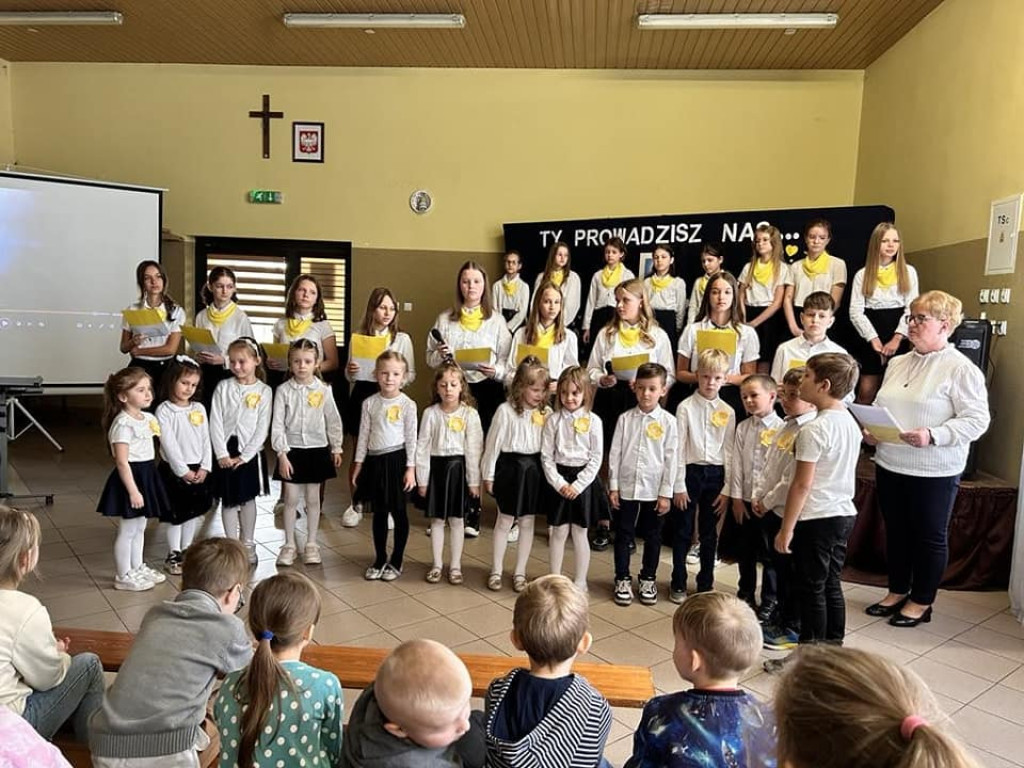Ty prowadzisz Nas. Apel dla i o św. Janie Pawle II