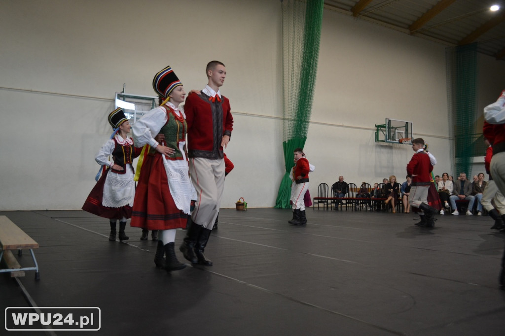 Występ Zespołu Pieśni i Tańca z solistami