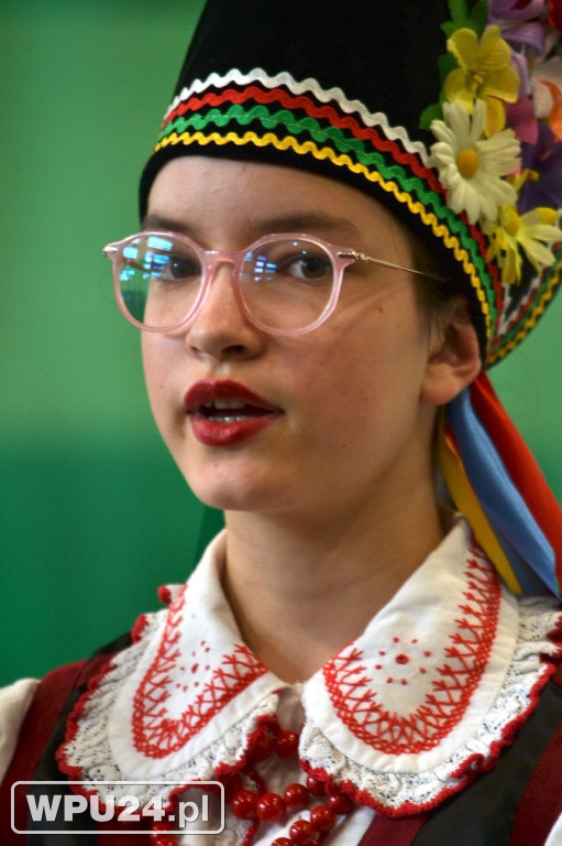 Występ Zespołu Pieśni i Tańca z solistami