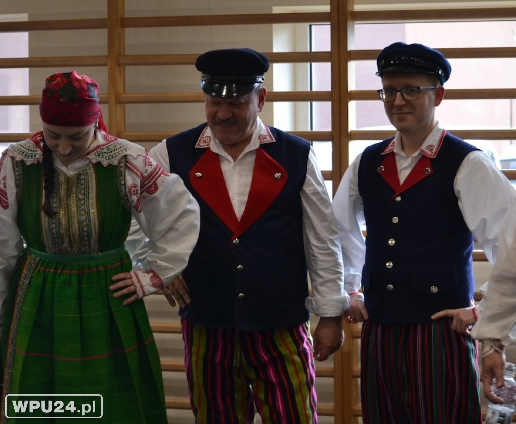 Występ Zespołu Pieśni i Tańca z solistami