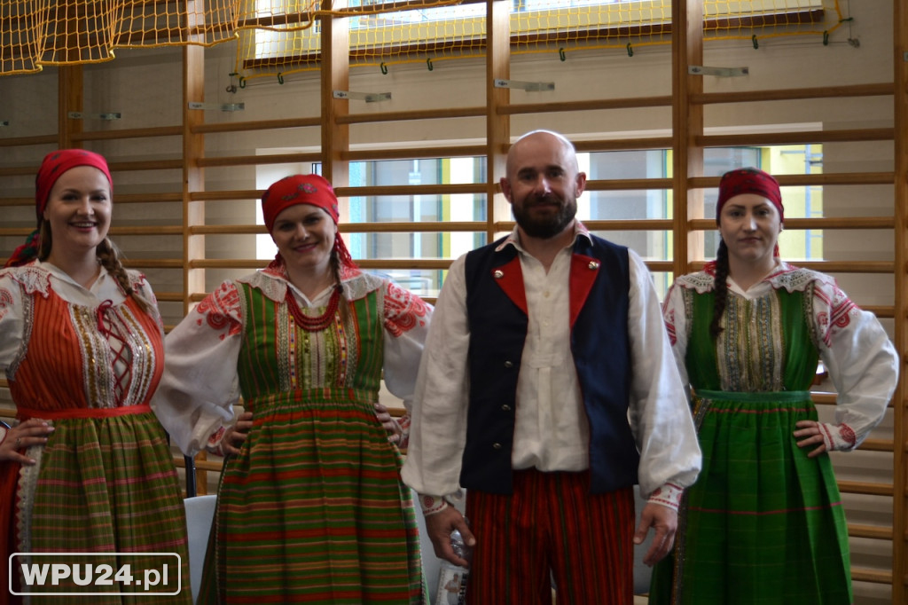 Występ Zespołu Pieśni i Tańca z solistami
