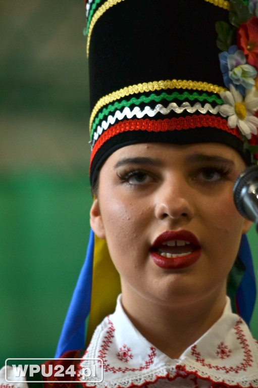 Występ Zespołu Pieśni i Tańca z solistami