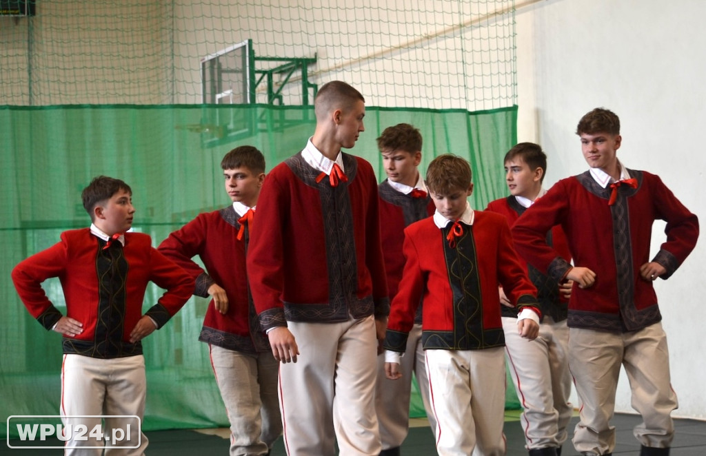 Występ Zespołu Pieśni i Tańca z solistami