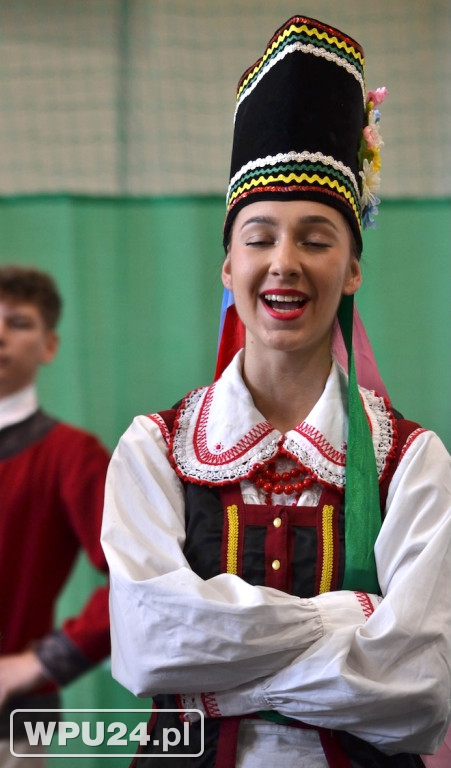 Występ Zespołu Pieśni i Tańca z solistami