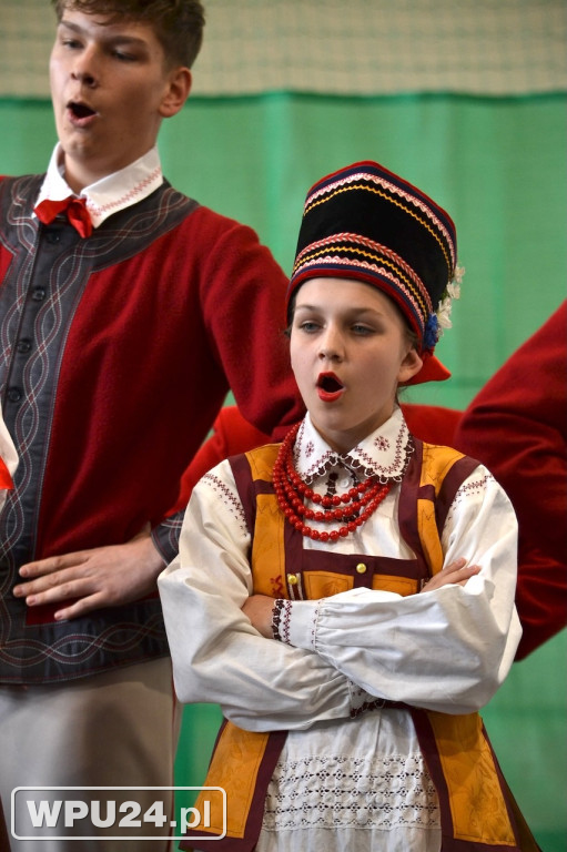 Występ Zespołu Pieśni i Tańca z solistami