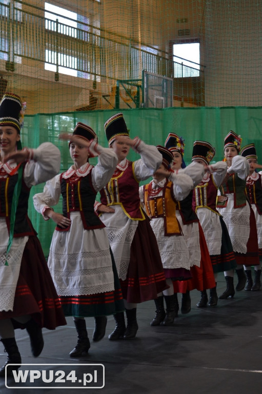 Występ Zespołu Pieśni i Tańca z solistami