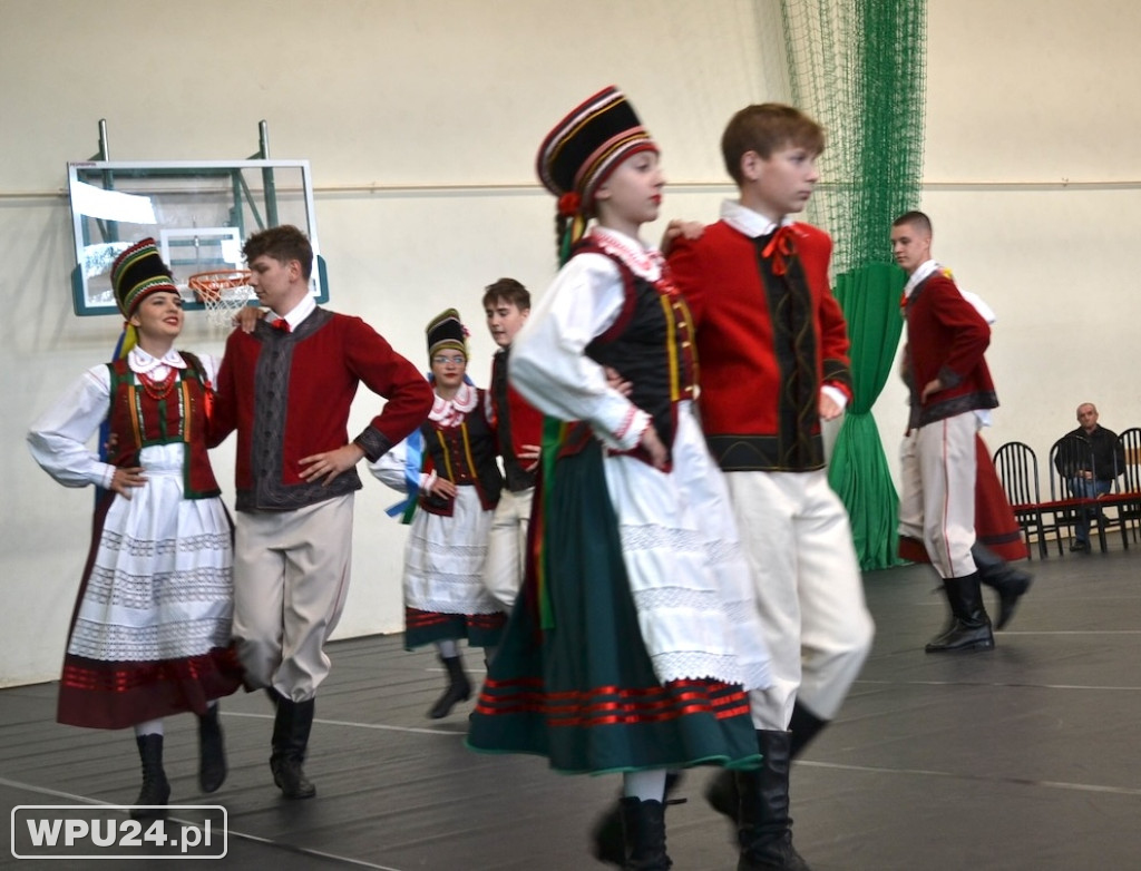 Występ Zespołu Pieśni i Tańca z solistami