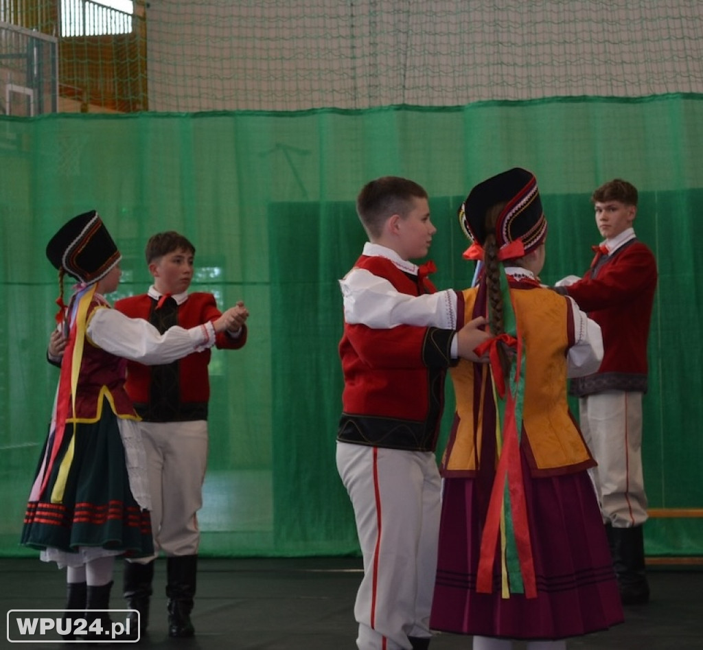 Występ Zespołu Pieśni i Tańca z solistami
