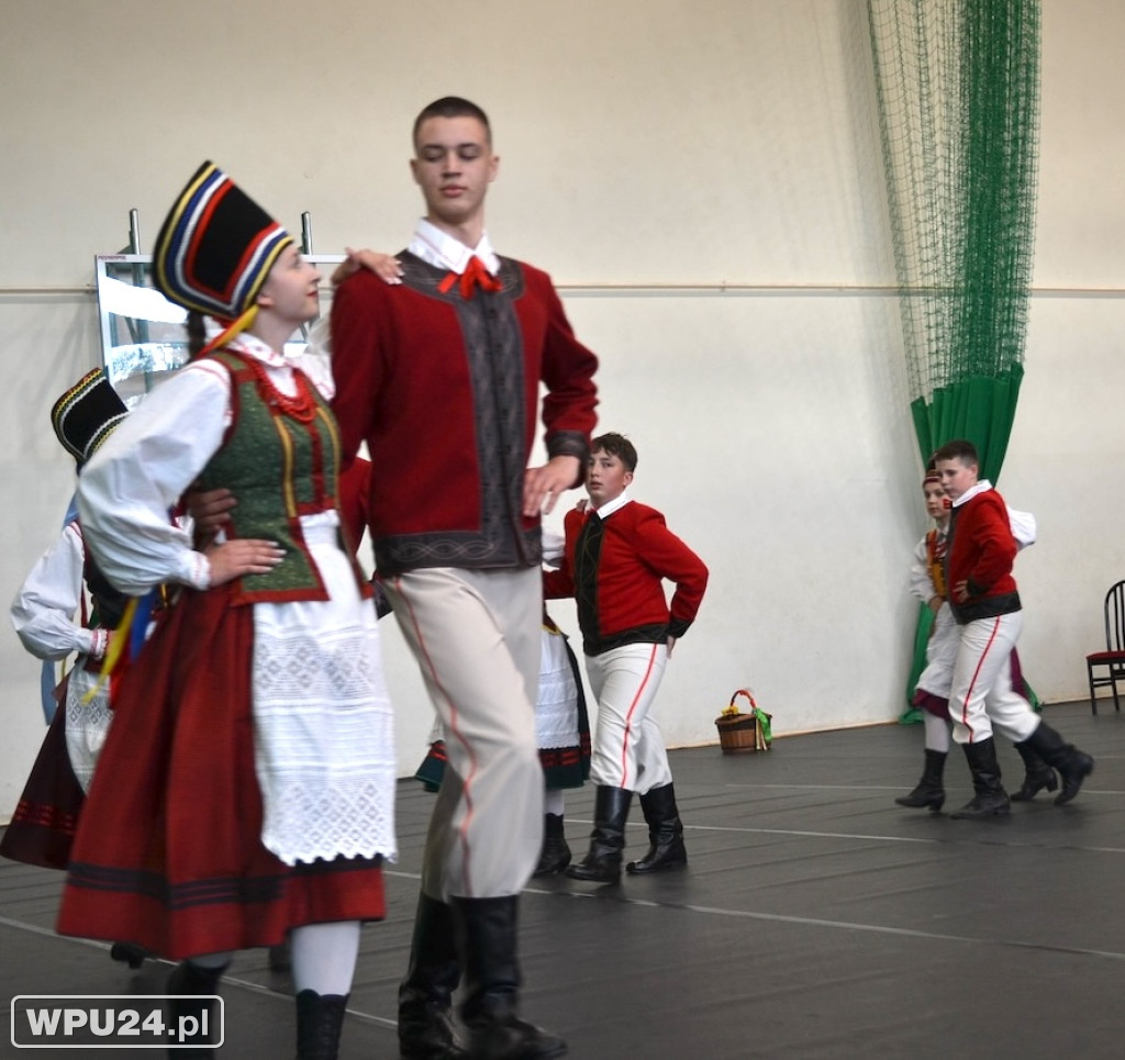 Występ Zespołu Pieśni i Tańca z solistami